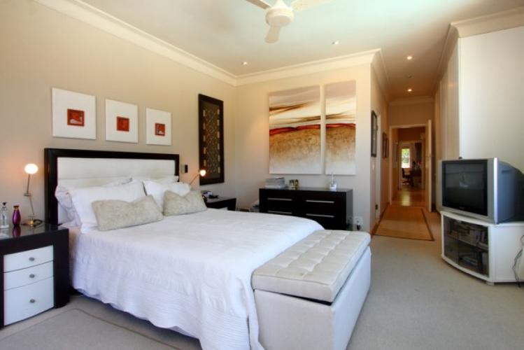 Photo 12 of Villa Shanklin accommodation in Camps Bay, Cape Town with 5 bedrooms and 5 bathrooms