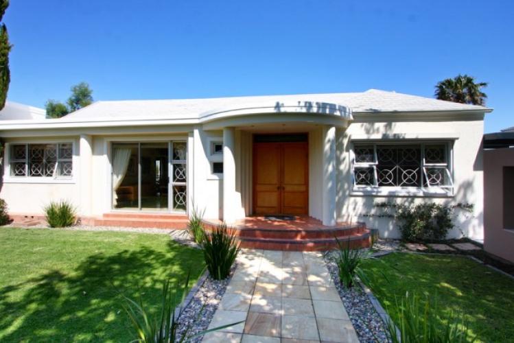 Photo 5 of Villa Shanklin accommodation in Camps Bay, Cape Town with 5 bedrooms and 5 bathrooms
