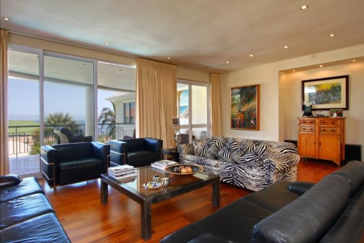 Photo 8 of Villa Shanklin accommodation in Camps Bay, Cape Town with 5 bedrooms and 5 bathrooms