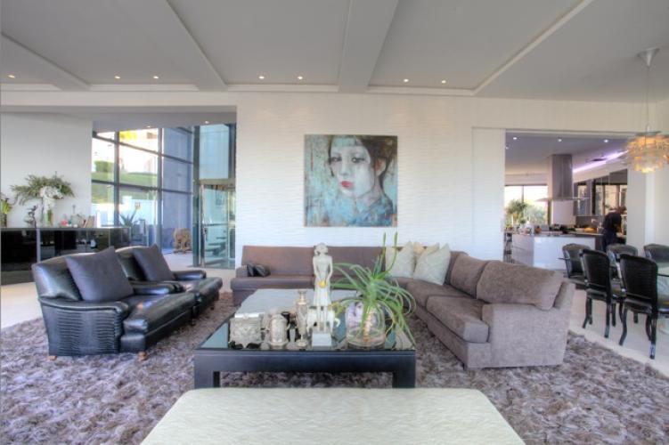 Photo 2 of Villa St. Leon accommodation in Bantry Bay, Cape Town with 5 bedrooms and 5 bathrooms
