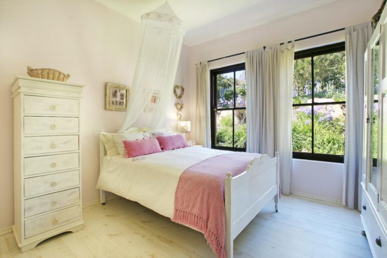 Photo 7 of Vredehoek Villa accommodation in Vredehoek, Cape Town with 4 bedrooms and 3 bathrooms