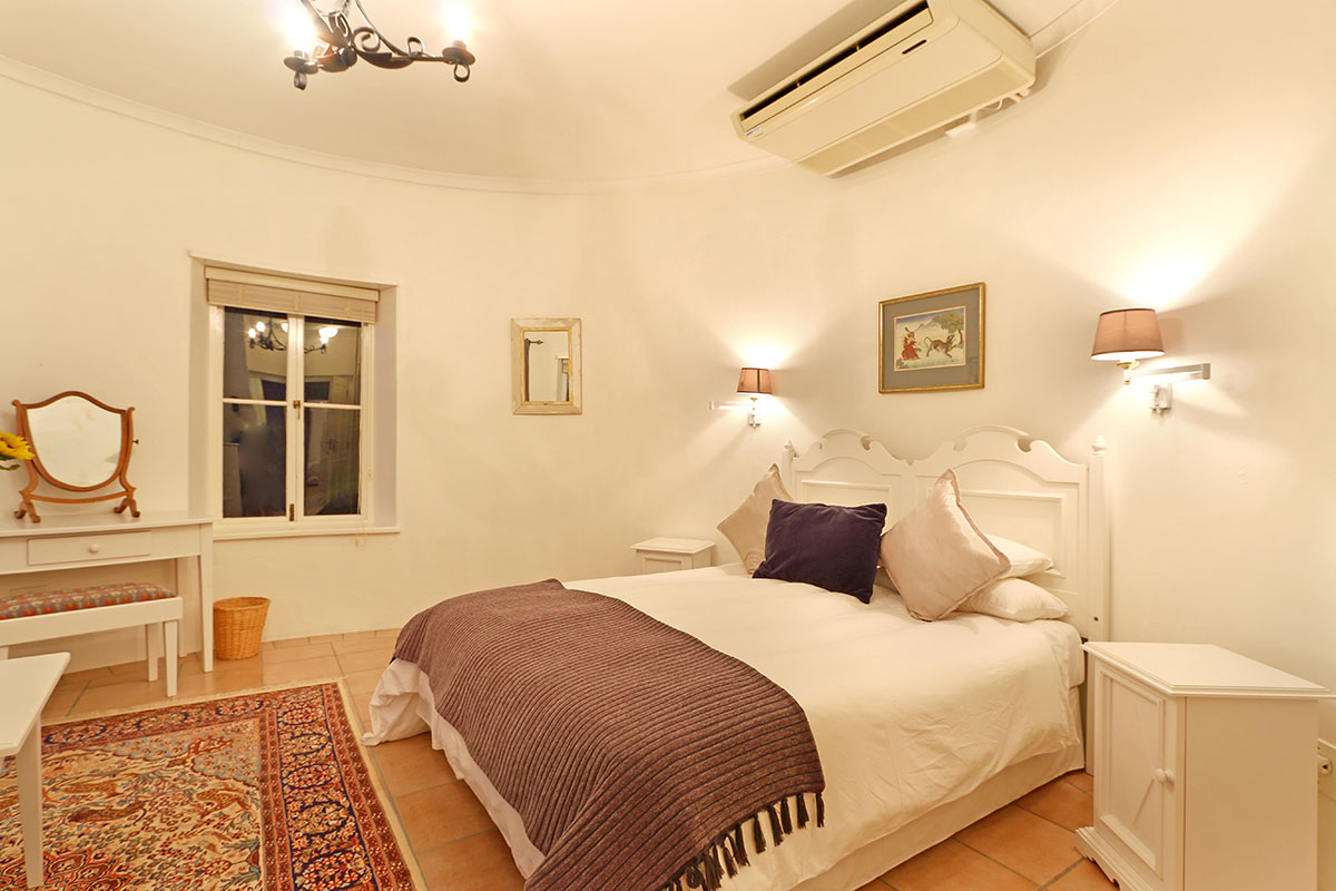 Photo 10 of Welgelee Constantia accommodation in Constantia, Cape Town with 4 bedrooms and 4 bathrooms