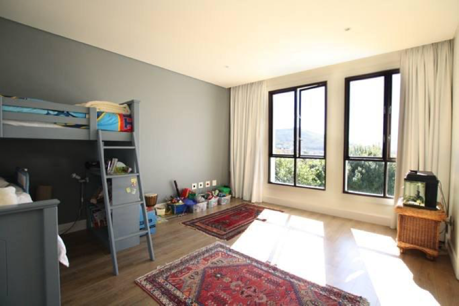 Photo 6 of Wurr House accommodation in Higgovale, Cape Town with 4 bedrooms and 4 bathrooms