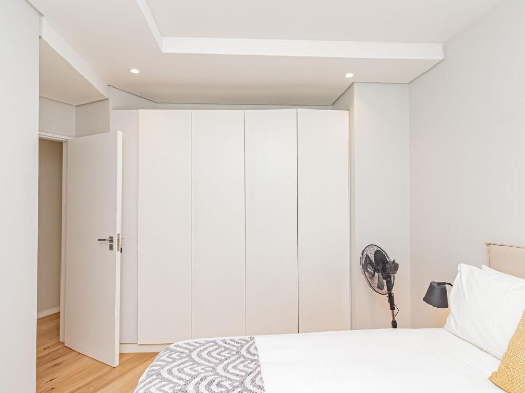 9 On S - bedroom with build in cupboards